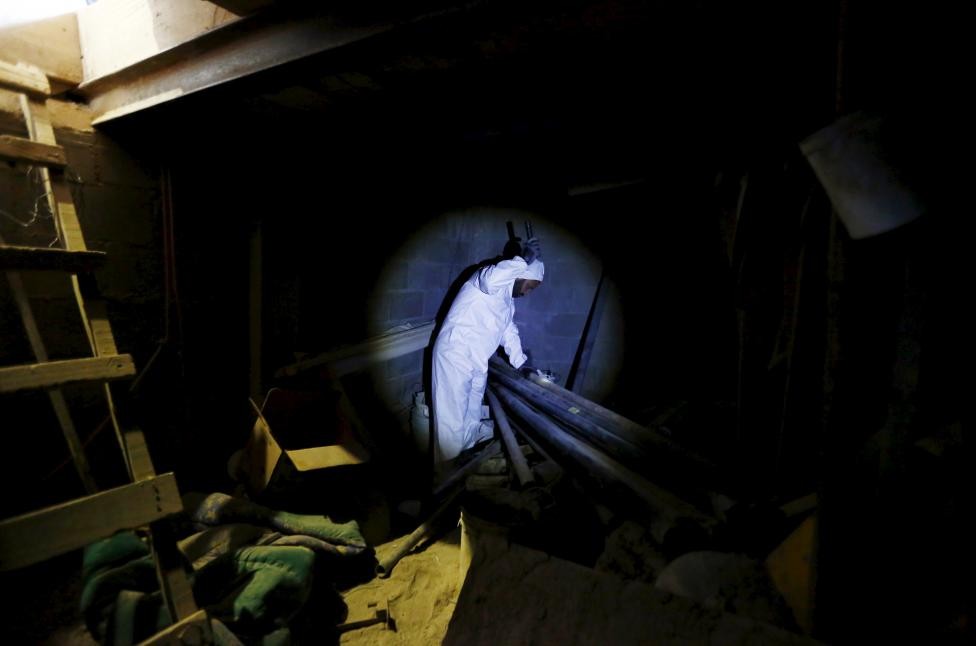 Nhân viên thực thi pháp luật kiểm tra hệ thống đường hầm trùm ma túy khét tiếng Joaquin “El Chapo” Guzman sử dụng để tẩu thoát khỏi nhà tù an ninh nghiêm ngặt nhất Mexico, trại cải tạo liên bang Altiplano hôm 14/7. Các thuộc hạ của Guzman đã đào đường hầm dài hơn 1,5 km, nối liền một căn nhà bên ngoài trại cải tạo với nhà vệ sinh của phòng giam Guzman. Bất chấp hệ thống máy quay giám sát theo dõi liên tục, trùm khủng bố vẫn trốn thoát và chưa bị bắt giữ. Ảnh: Reuters